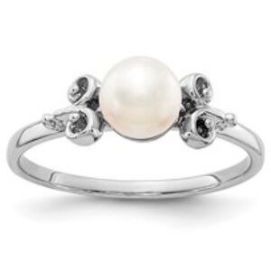 14k white gold pearl ring. Size 8